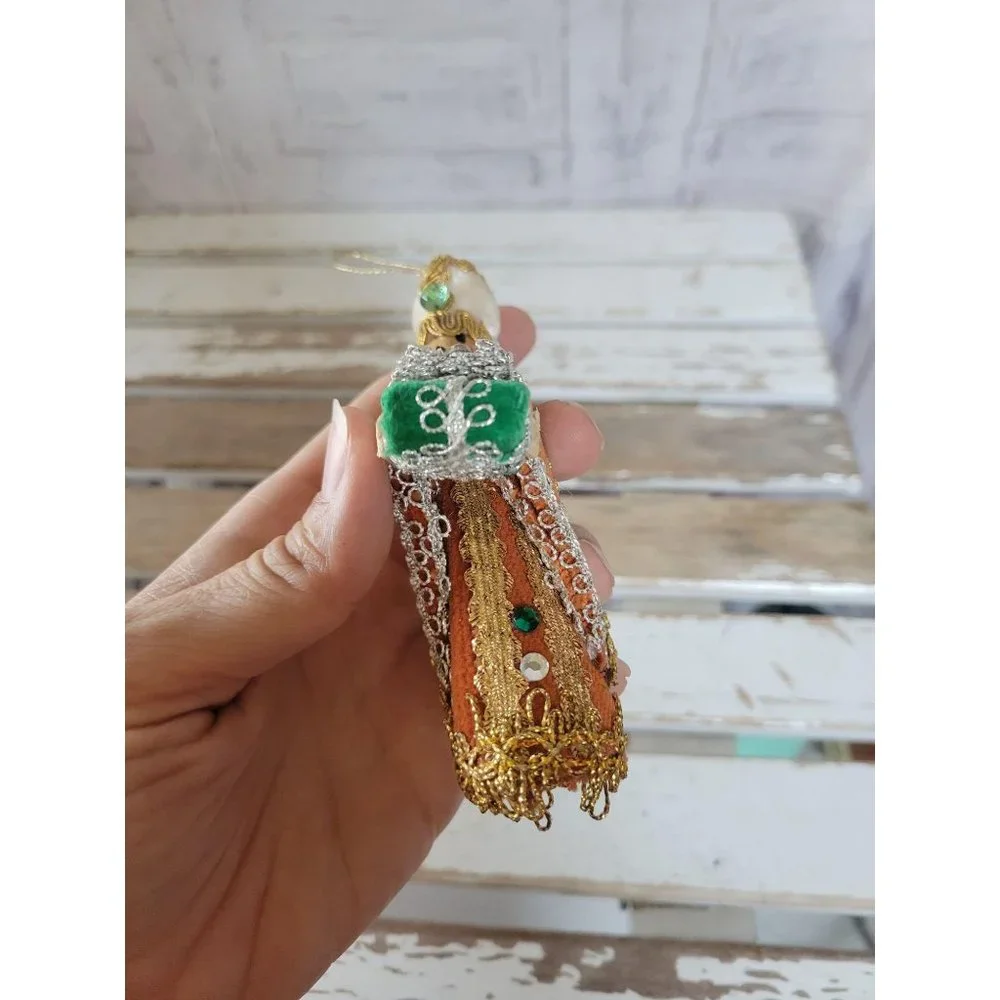 Vintage Wise‎ man present